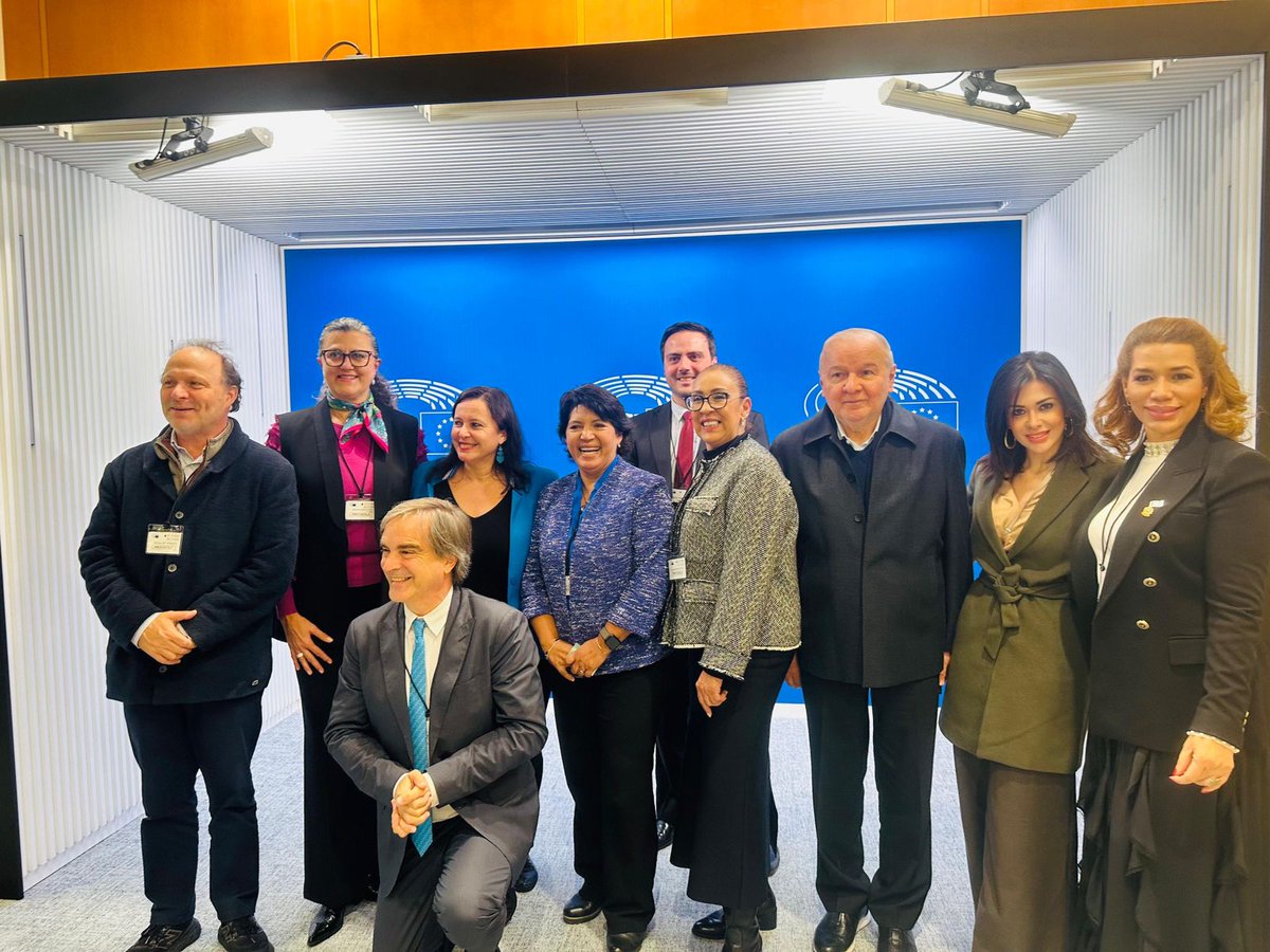 En el marco del Encuentro con la Sociedad Civil, como parte de reuniones de las Comisiones Permanentes de la Asamblea Euro-Latinoamericana #EUROLAT Presidenta <a href="/PARLACEN/">PARLACEN</a> HD Karla Gutiérrez y HD Silvia García Polanco con parlamentarios de Europa, México, Chile y PARLATINO