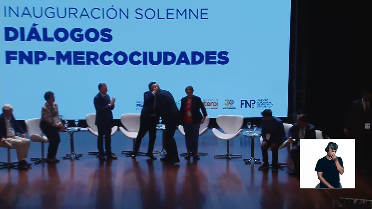 El intendente de <a href="/IdCanelones/">Gobierno de Canelones</a>, Francisco Legnani presente en la apertura de los Diálogos #FNP-#Mercociudades en la 30ª Cumbre en Niterói, subrayó que la "integración a través de la Red ha nutrido a cada uno de nuestros gobiernos locales"