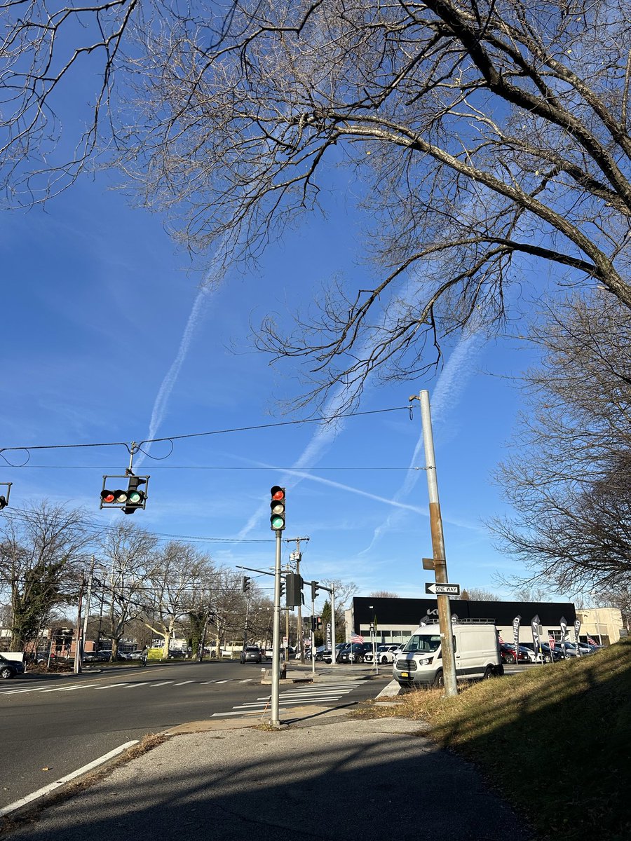 hellfishox's tweet image. When the “chemtrails” literally say HI /s