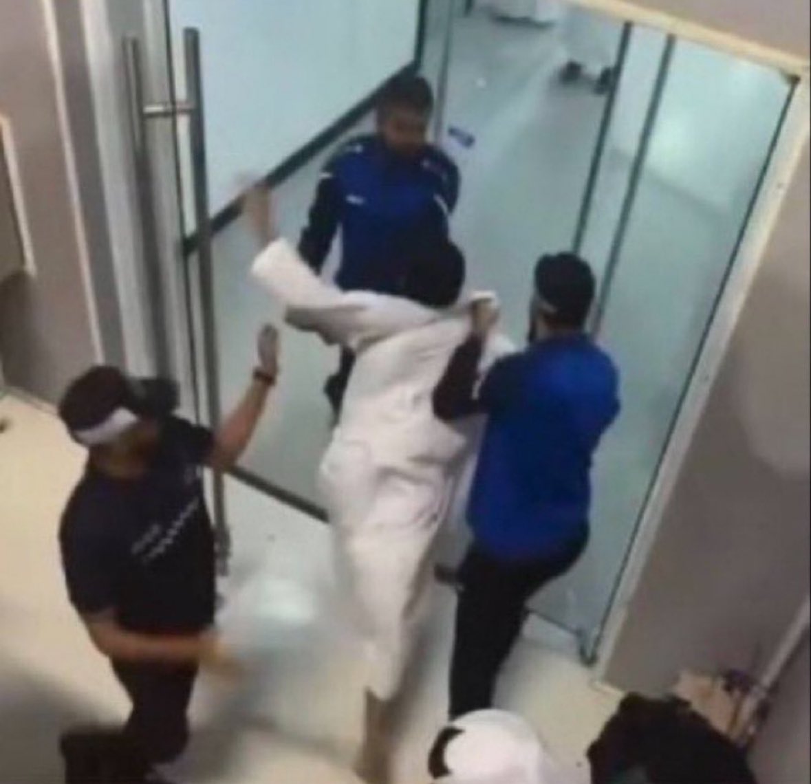 الاماراتيين لو يجمعون اللقطات كلها ويسوون فيلم بتطلع أكبر كوميديا واقعية في هذا الموسم ..

#الاردن_الامارات