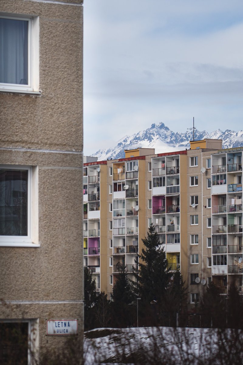 nylonowe's tweet photo. Hej, 
Takie widoki na Tatry są w Popradzie. Jedynym słowem jakie się nasuwa na myśl to … ? 

PS: Kontrasty architektury z otoczeniem są czymś pięknym https://t.co/LmMMeRfxQN