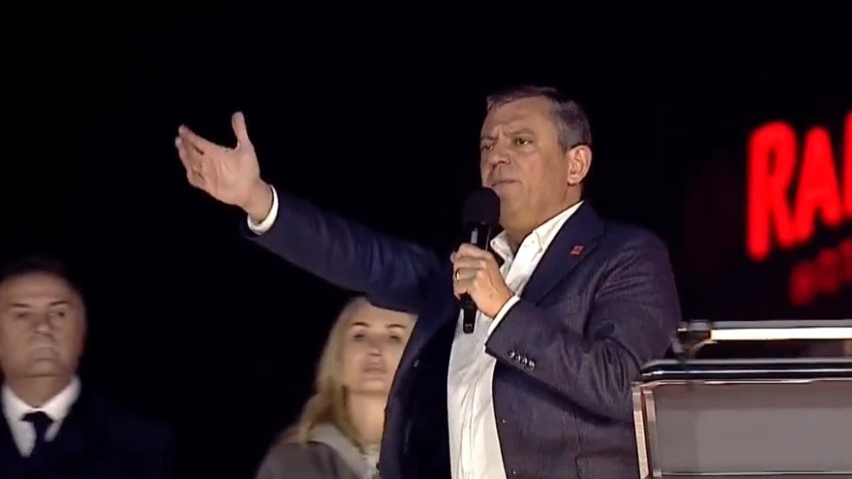 Özgür Özel "Asgari ücret 39 bin TL olmalı" dedi.

Siyaset, 'hala asgari ücret artarsa alım gücü artar' hayalini satıyor. Demek ki alıcısı var, yazık...