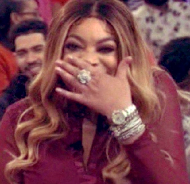 Jb2active2's tweet photo. @bbigbbz So clearly the people in these comments cant fight bc jaybiez most definitely won she was power punching tf out of her all shade https://t.co/pwAbno4lit