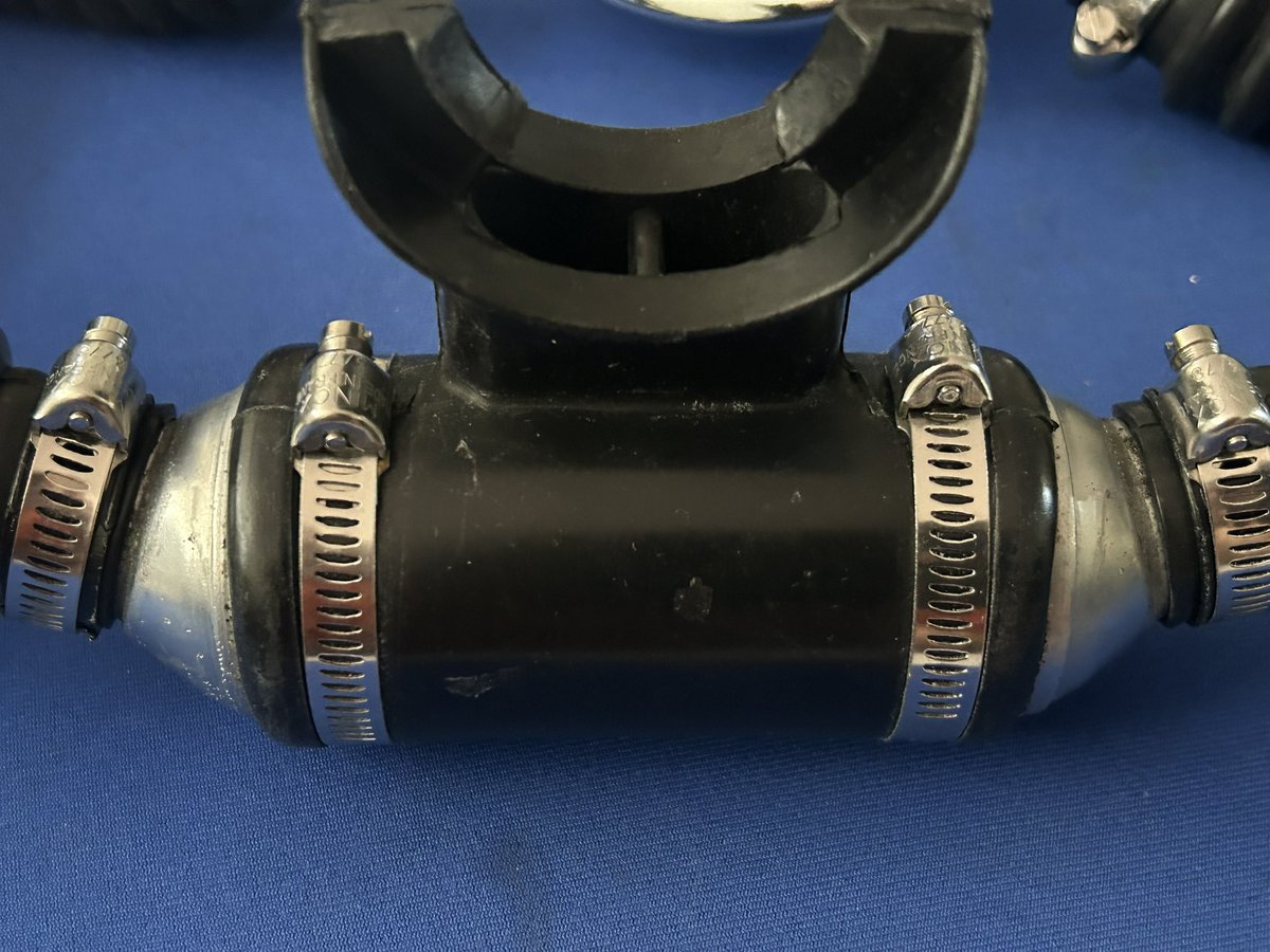 VintageScuba's tweet photo. DRÄGER DUOMAT SAME LOOK, DIFFERENT NAME! 
If you’ve ever looked at the Dräger Duomat and thought, “Hang on isn’t that the Dräger Tauchtechnik twin-hose?” you’re not wrong!
The two regulators share that unmistakable Dräger style.
#VintageScubaGearAustralia #DivingHistory https://t.co/3o4pOefQoq