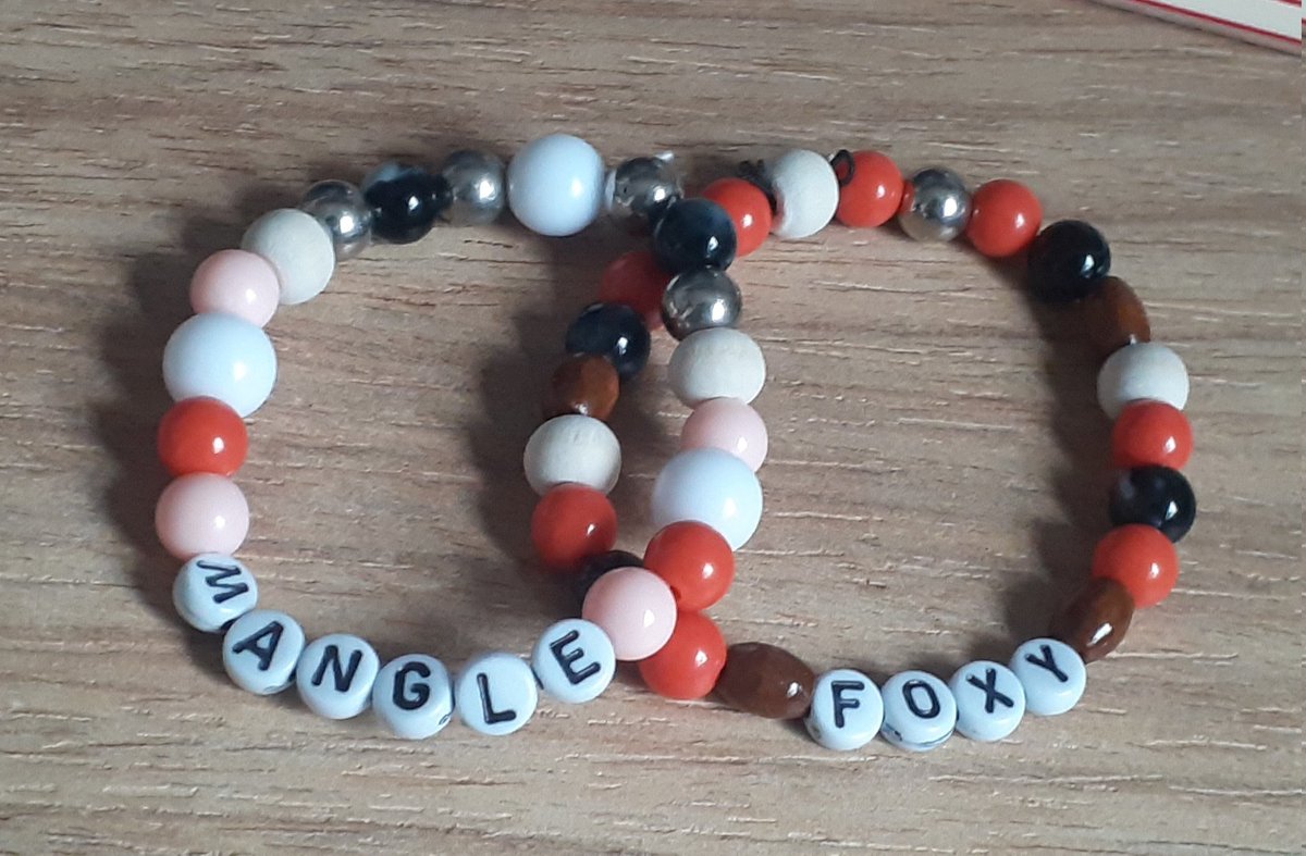 Endoard1's tweet image. Tried my best lol, didn't have that good of a selection when it came to the beads, also couldn't find square letters but hey, making these was fun! I really should make more of these