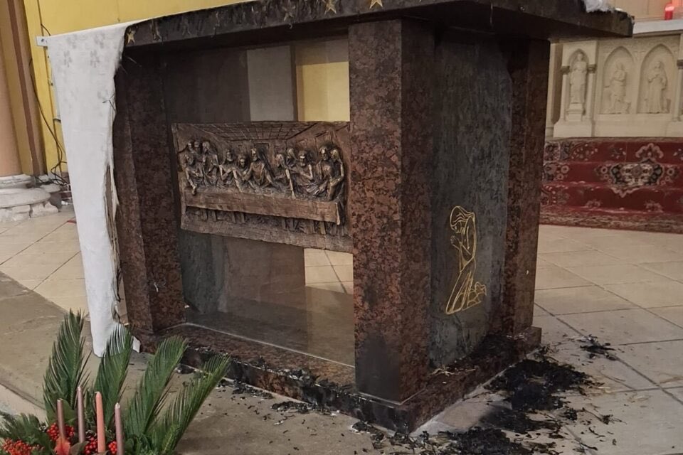 C'est avec consternation que nous apprenons que l'église de Fonsorbes a été la cible d'un incendie volontaire, déclenché à l'aide de la paille installée pour la crèche de Noël.

Grâce à l'intervention rapide d'une paroissienne, le feu a pu être maîtrisé avant qu'il ne fasse des