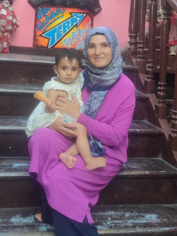 Üç aydır Edirne'de tutuklu olan KHK'lı biyoloji öğretmeni Şeyma Aslan'ın eşi: 

"İsmim Emrah Aslan KHK ile üniversiteden atıldım. 8 yıl 9 ay hüküm yattım. Eşim Şeyma Aslan da KHK ile kapatılan bir kolejde çalıştığı için maalesef 2019'da büyük çocuğum ile 6 ay tutuklu kaldı. 2022