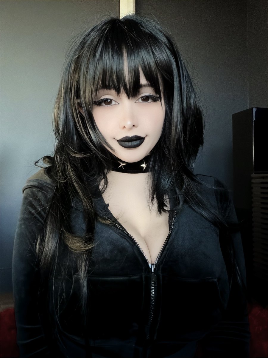 pinkchyu's tweet image. Looking for a loser to fix 🖤