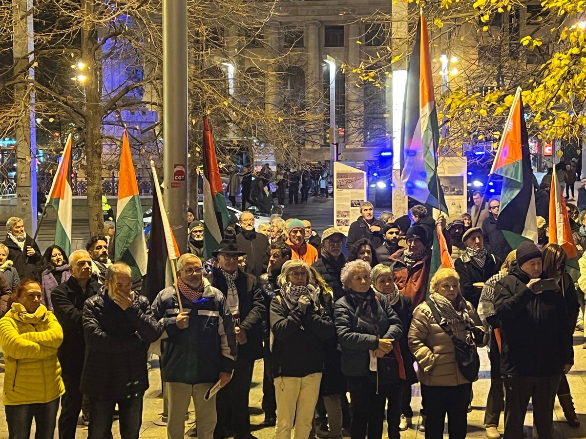 Casapalestina_'s tweet photo. Mientras sigan los bombardeos, mientras la ayuda humanitaria siga bloqueada, mientras continúen los ataques de los colonos y el robo de tierras seguiremos exigiendo justicia y reparación para el pueblo palestino 

No hay paz con ocupación 
No hay justicia sin reparación 
Viva Palestina libre 🇵🇸✌🏼