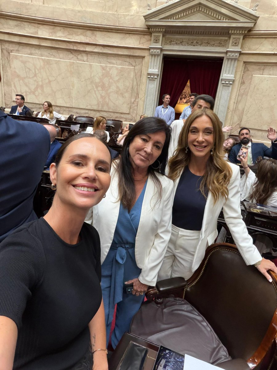 BUSCADAS
foto de usurpadoras cordobesas de votos del pro escapando a lla.