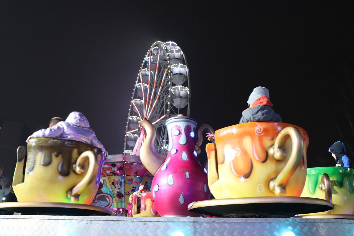 🎄✨ Zima na Vilsu- počinje večeras! ✨🎄

Večeras kreće najbolji provod u gradu – peta po redu manifestacija Zima na Vilsu!

Pred nama su dva mjeseca ispunjena aktivnostima za sve generacije: 🎡 panoramski točak, ⛸️ besplatno klizalište za našu djecu, 🎶 svirke uživo i mnoštvo