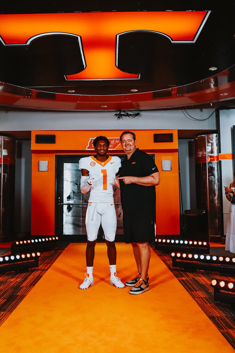coachjoshheupel's tweet photo. Home sweet home! @anderson_zaydyn
#RockyTop26 🍊 https://t.co/y7rVvVnx8H