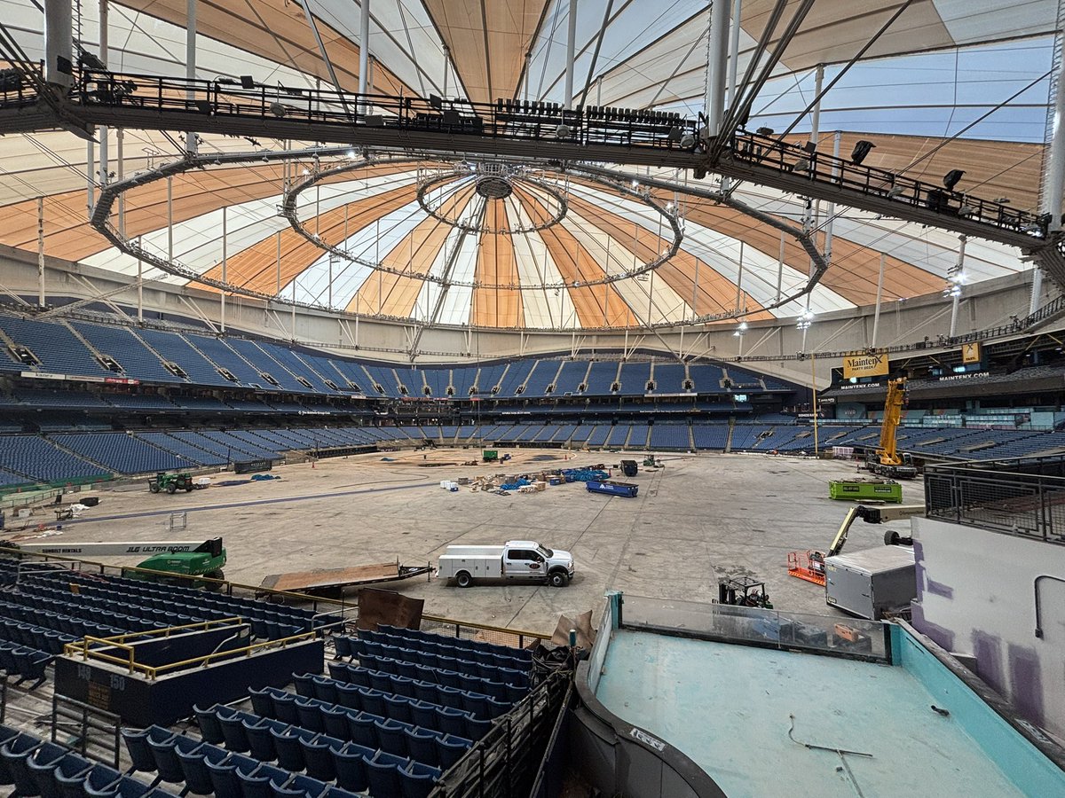 ByKristieAckert's tweet photo. There is a roof. https://t.co/BXFDSmSWrz