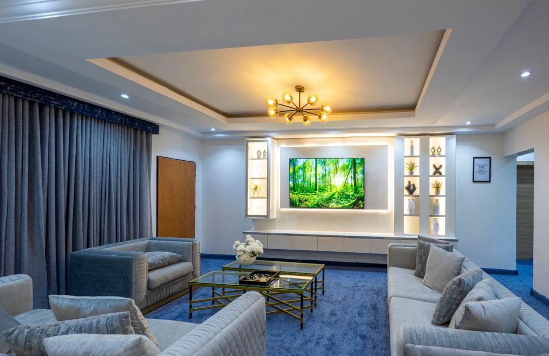 lpmglobal's tweet photo. Other features of this New 3-bedroom shortlet in VI:

- DSTV
- WiFi
- ⁠BQs
- City view
- ⁠Every day Housekeeping
- Swimming Pool
- Rooftop Lounge

Extra Services:
- ⁠Laundry services as required 
- In-house chef

📍 Victoria Island
260k per day

Contact Emmanuel: 09064697399 https://t.co/Q1gHuM78S4