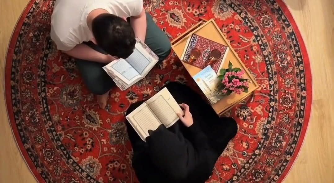 "مَعَ رَفيقٍ صَالحٍ وسلامٌ على الدُّنيا".🤍