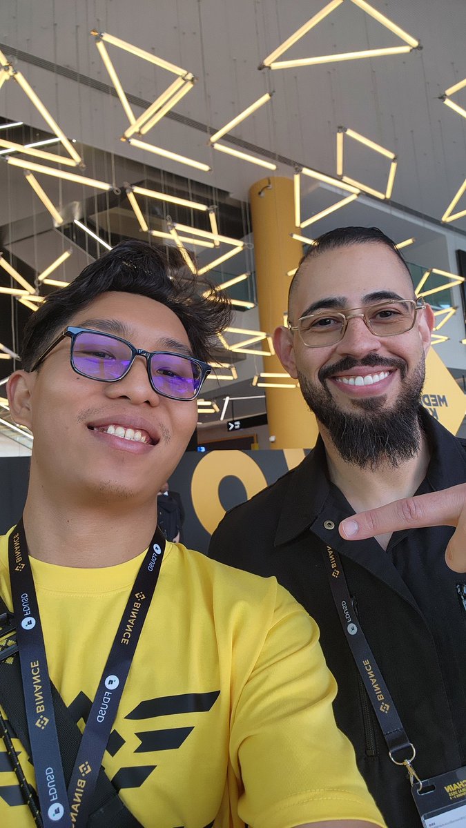 I got a chance to take a selfie with legend🔥 <a href="/Eljaboom/">Elja</a> 
#BinanceBlockchainWeek
