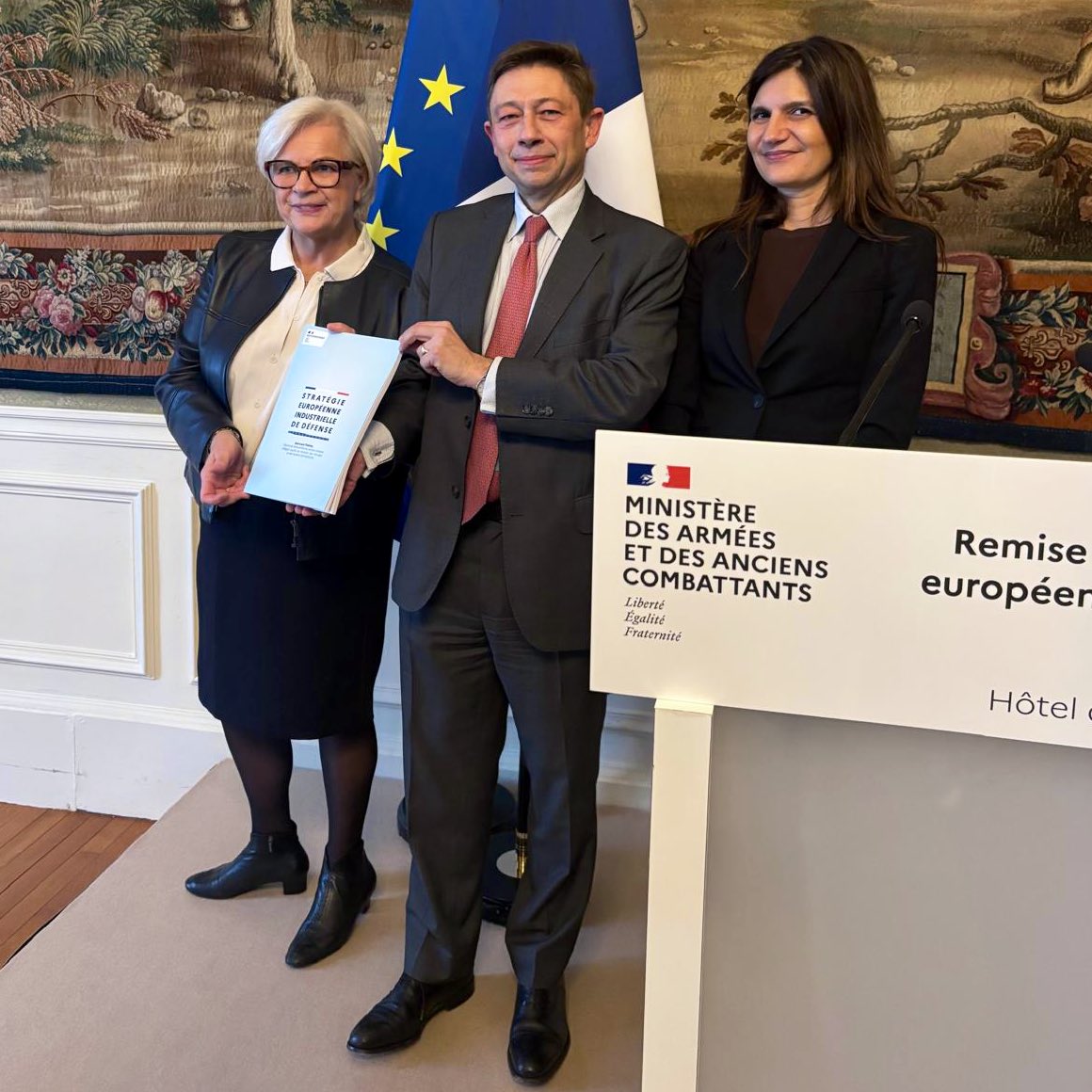 JL_Thieriot's tweet image. 🇫🇷 Présentation de mon rapport sur l’industrie européenne d’armement devant les hauts responsables du ministère, les chefs militaires, les industriels de la BITD. La sécurité de notre pays dépend de notre capacité à produire et à remonter en puissance. 

Avec nos 4000 PME, nos…