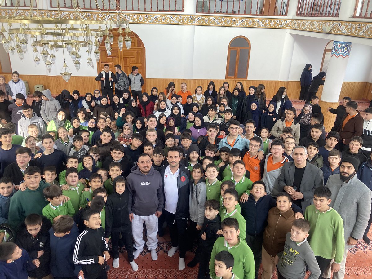 Bugün, öğrencilerimizle güzel bir söyleşi gerçekleştiren milli sporcularımıza yürekten teşekkür ediyoruz.

Her bireyin iç dünyası çoğu zaman gözle görülenden daha geniş ve zengindir.

#3AralıkDünyaEngellilerGünü 
Bizlere ufuk oldunuz.