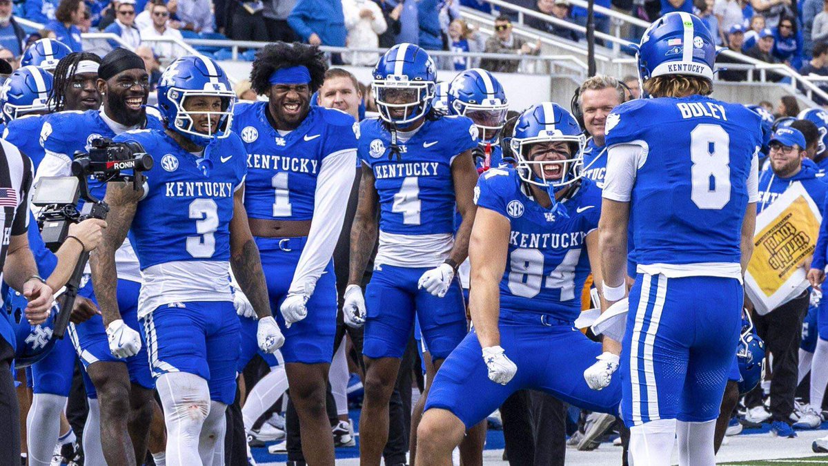 FCRecruits's tweet image. &amp;lt;—- The Home Of D1 Recruiting ‼️

C/o 27, 28 &amp;amp; 29! If You Are Interested In Being Recruited By University Of Kentucky ( @UKFootball ) COMMENT film, RETWEET &amp;amp; DM us. We Are Sending Over Playmakers For Eval.

LETS DISCUSS RECRUITING
@CoachWillStein 

#BBN 💙
#TheHome🏭