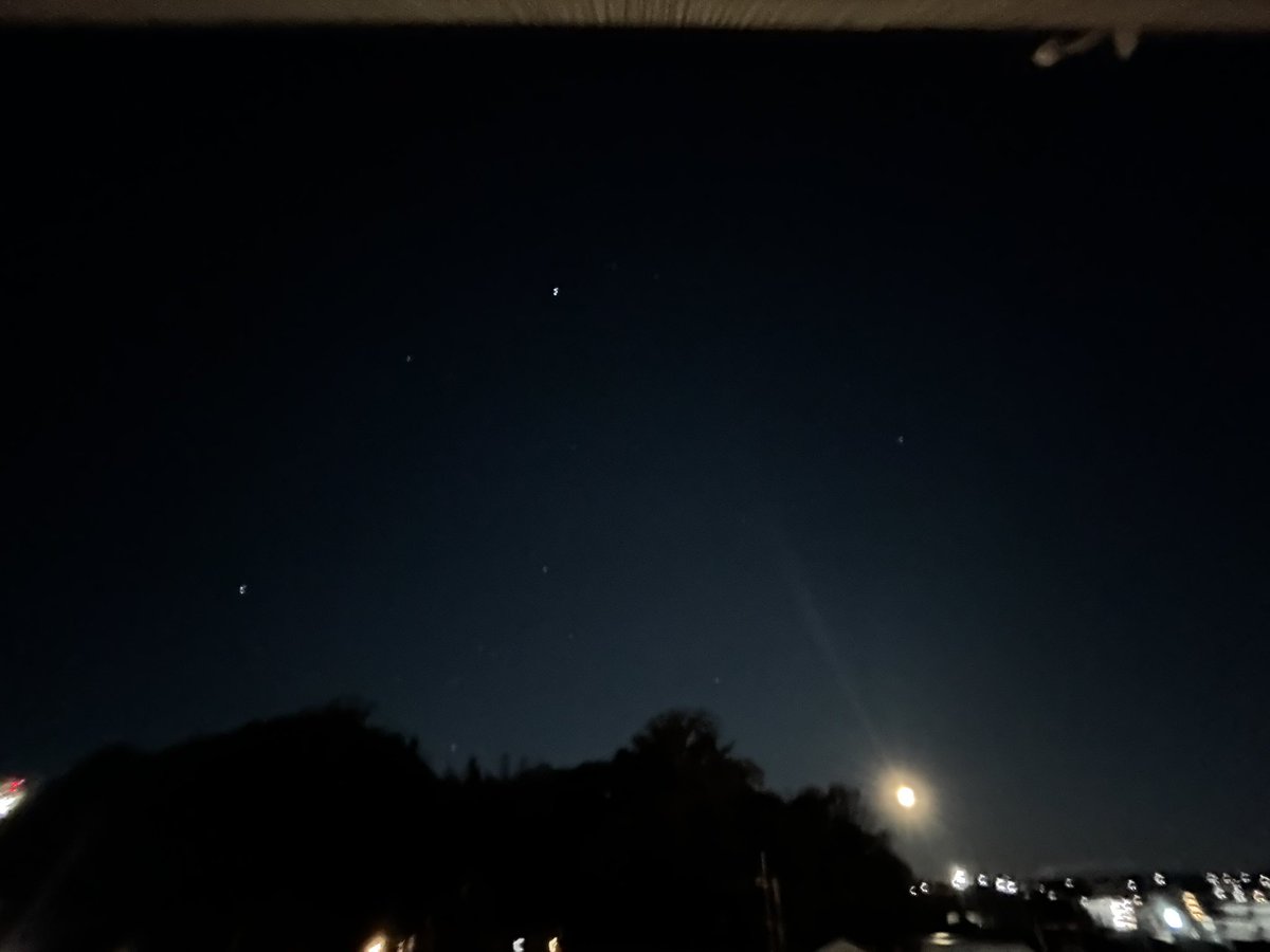 emasondad's tweet image. おはようございます
現在4℃冷たさで耳が痛いです
いよいよ冬らしい空気になってきましたね
皆さんどうぞ温かくしてお出かけください。それでは行って参ります。
今朝は月が明るかった。
なう(2025/12/04 05:11:29) 
#イマソラ
#ROSSO 

 open.spotify.com/track/3b7lYxwP…