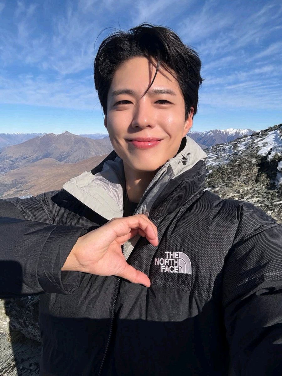 Bogumfrance's tweet photo. “Peu importe l’hiver, j’espère que votre cœur restera chaleureux.” ✨
Park Bo-Gum illumine même les jours les plus froids, entre neige, douceur et charme irrésistible. ❄️🤍
https://t.co/fkBRbGgALn
#ParkBoGum #WinterVibes #WarmHeart https://t.co/q185EggmVP