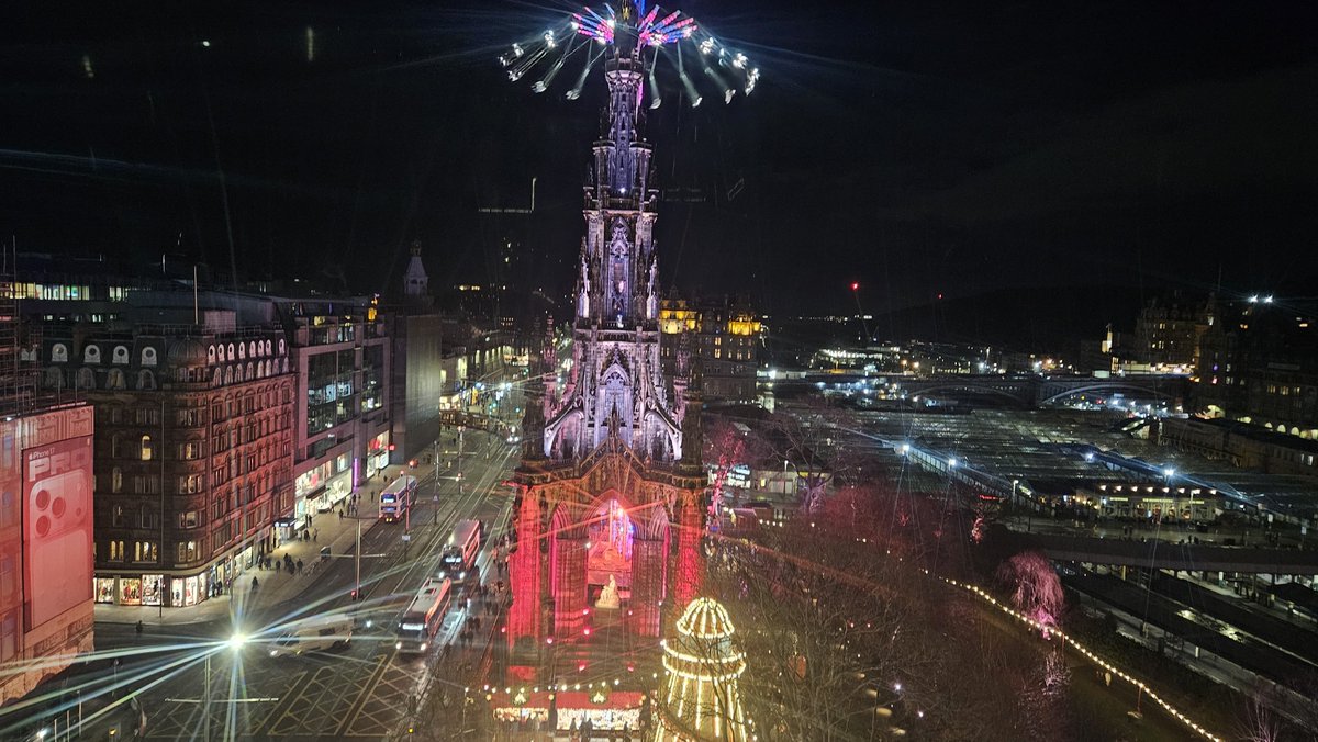 MagicMagpieX's tweet image. Edinburgh Christmas market on the #LNERbigwheel