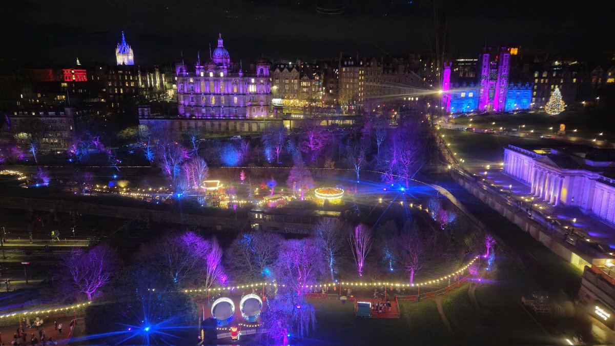 MagicMagpieX's tweet image. Edinburgh Christmas market on the #LNERbigwheel