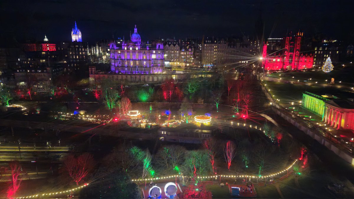 MagicMagpieX's tweet image. Edinburgh Christmas market on the #LNERbigwheel