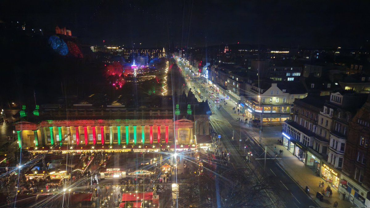 MagicMagpieX's tweet image. Edinburgh Christmas market on the #LNERbigwheel