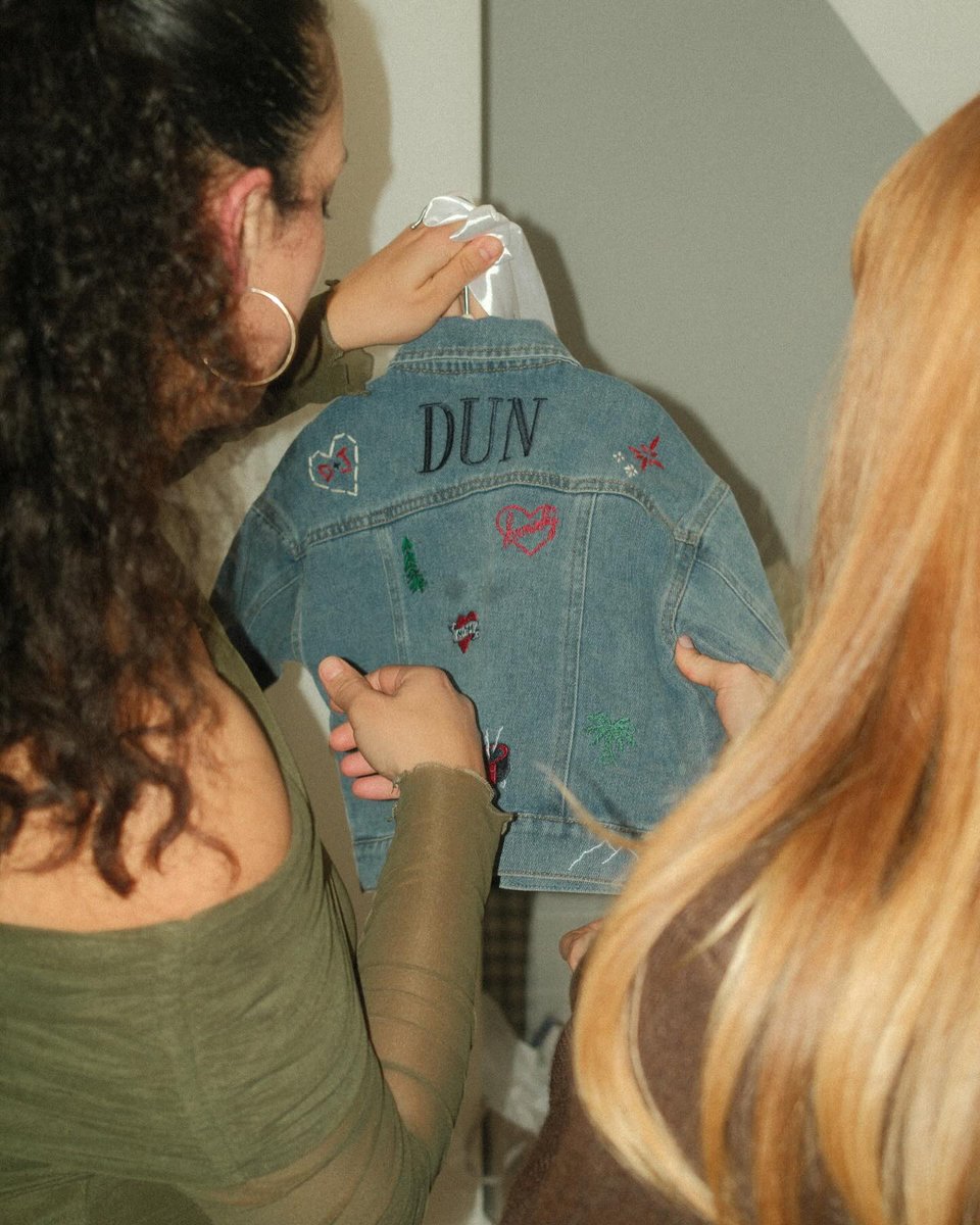 TylerOnceSaid's tweet image. THE BABY DUN JEAN JACKET WITH SOME OF JOSH AND DEBBY'S TATTOOS ON IT 😭