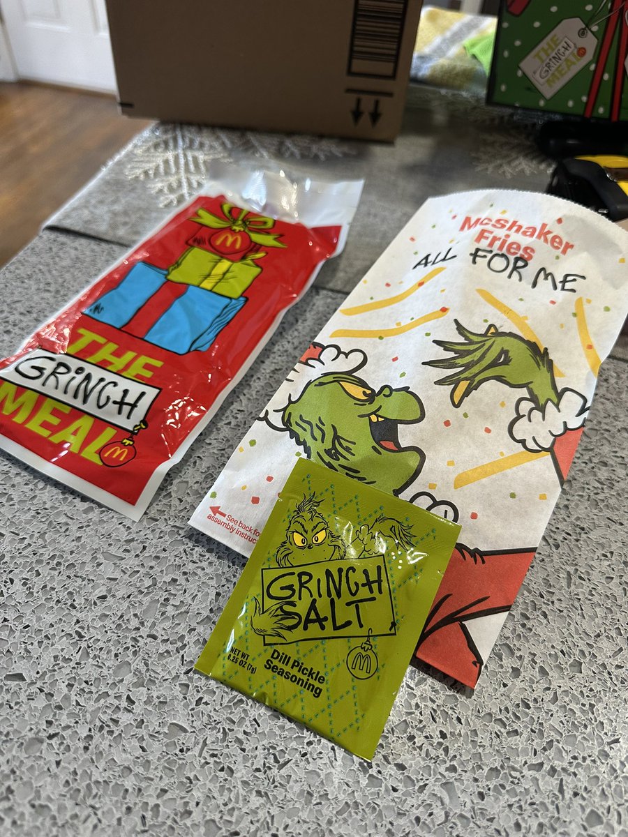 ramadar's tweet photo. Great job @McDonalds!
What's included
•A choice of a Big Mac or 10-piece Chicken McNuggets.
•Fries: Dill Pickle "Grinch Salt" McShaker Fries.
•Drink: A medium drink.
•Collectible: A pair of exclusive Grinch-themed socks, with 4 different designs featuring characters. https://t.co/7OwH0WzWME
