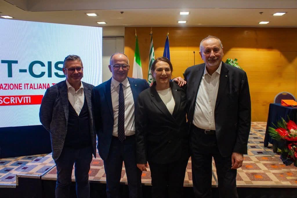CISLCalabria's tweet photo. Congratulazioni ad Enzo Pagnotta, Segretario Generale Fit-Cisl Calabria eletto oggi nella Segreteria Nazionale della Federazione Trasporti CISL.
Lavia: " Ad Enzo Pagnotta gli auguri di un proficuo lavoro". https://t.co/QfnaR5rEGs