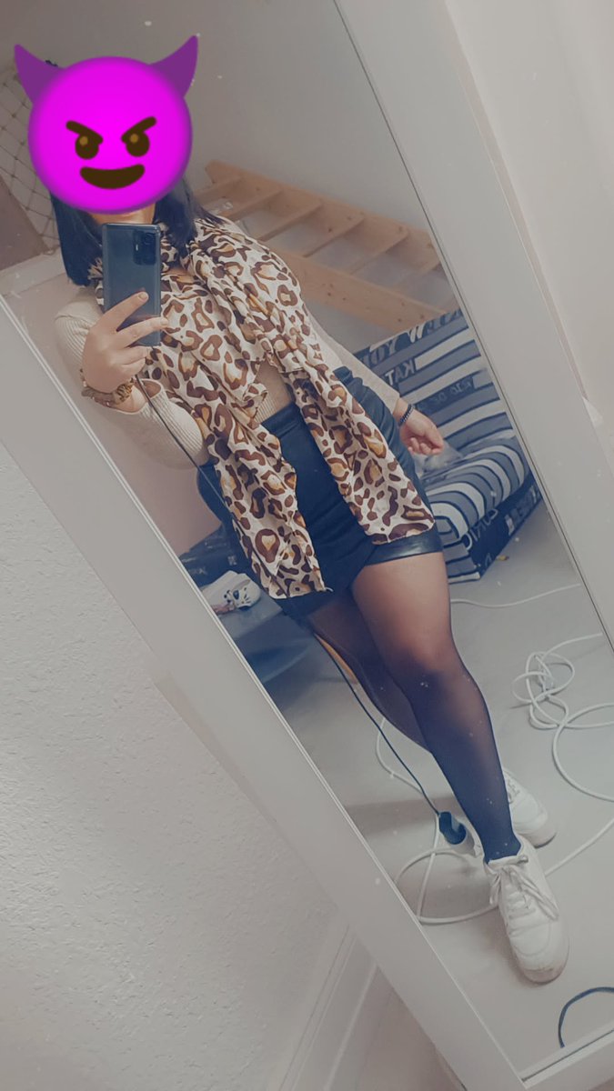 Reineminata's tweet photo. Alors bande de sous merde pas assez de couilles pour cacher son oseille 💵💴💷💶 https://t.co/kDENQ0wP7T