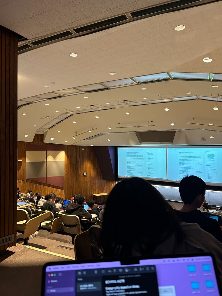 lindgauthier's tweet photo. aula comum + nota entregue da prova (🎉) + coração que a moça fez pra mim no capuccino + finalização de alguns trabalhos! https://t.co/EfJ2XrqLol
