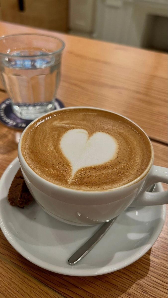 lindgauthier's tweet photo. aula comum + nota entregue da prova (🎉) + coração que a moça fez pra mim no capuccino + finalização de alguns trabalhos! https://t.co/EfJ2XrqLol