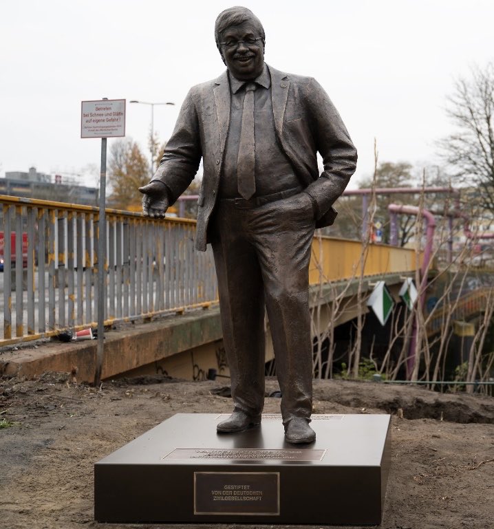 Der einzige Skandal an der Statue für Walter Lübcke ist, dass sie nicht schon vor vielen Jahren von der CDU selbst aufgestellt worden ist.

Danke <a href="/politicalbeauty/">Zentrum für Politische Schönheit</a>.