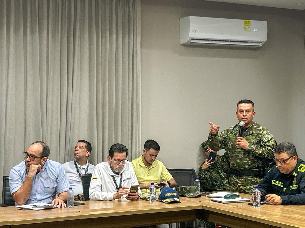 En la mesa de seguimiento revisamos los operativos y las acciones preventivas para este Día de las Velitas y el puente festivo. Ajustamos el dispositivo de seguridad y las medidas de control para garantizar jornadas tranquilas en la ciudad.