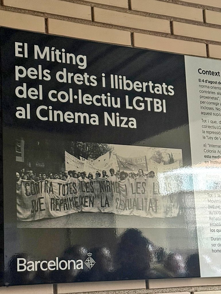 evabaror's tweet image. El desembre de 1977 el cinema #Niza de Barcelona va acollir un miting massiu i de gran calat polític x la lluita xls drets #LGTBI: s'exigí la derogació de la Ley de peligrosidad y rehabilitación social. 

Des d'avui un faristol ho conmemora: la memòria tb és política de drets! 🏳️‍🌈