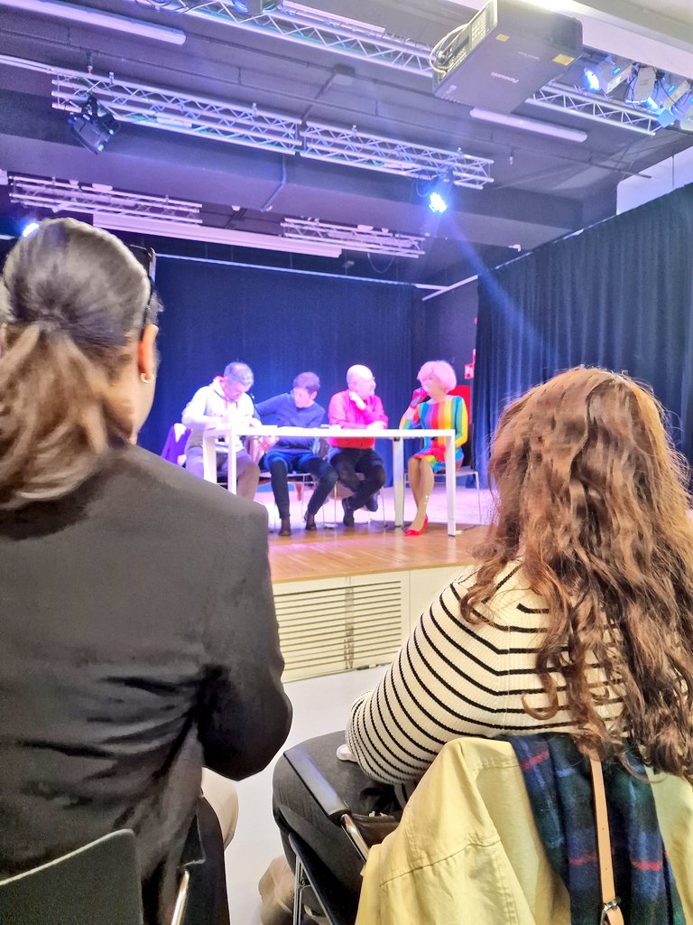 evabaror's tweet image. El desembre de 1977 el cinema #Niza de Barcelona va acollir un miting massiu i de gran calat polític x la lluita xls drets #LGTBI: s'exigí la derogació de la Ley de peligrosidad y rehabilitación social. 

Des d'avui un faristol ho conmemora: la memòria tb és política de drets! 🏳️‍🌈