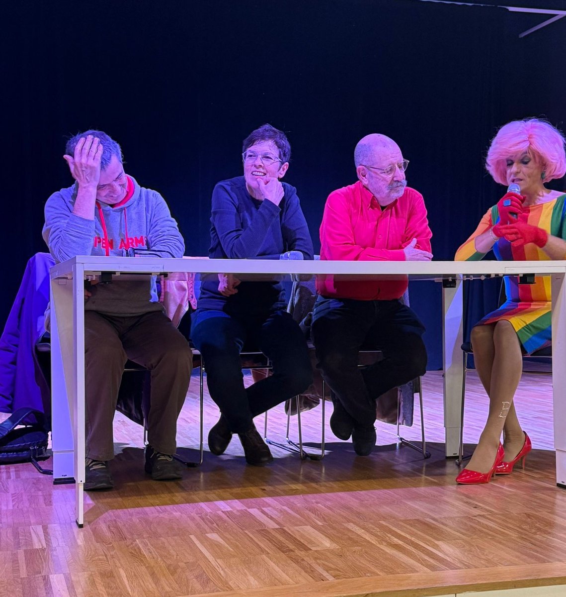 evabaror's tweet image. El desembre de 1977 el cinema #Niza de Barcelona va acollir un miting massiu i de gran calat polític x la lluita xls drets #LGTBI: s'exigí la derogació de la Ley de peligrosidad y rehabilitación social. 

Des d'avui un faristol ho conmemora: la memòria tb és política de drets! 🏳️‍🌈