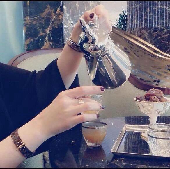 صب لي فنجال والا ..  لا تصب
باتقهوى شوفت عيونك شوي
مايطوّع حرفي الطاغي غصب
غير ضحكت شفتينك ي قوي