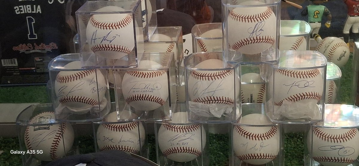 TNGuitarist26's tweet photo. @du47222292 Love my baseballs! #Cardpurchaser https://t.co/ShlFvN1OnL