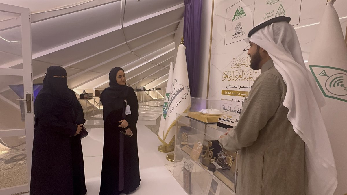 manarthail's tweet image. #زيارة 

تشرفت منارة حائل الفضائية هذا المساء  الأربعاء 3 ديسمبر 2025م بزيارة أ.  نهى  من ديوان الوزارة -وكالة الوزارة لتنمية قدرات الطلاب ورئيس الموهوبين أ. عيسى الغيثي حيث اطلعوا على قبة الموهوبين وشاهدوا التقنيات الحديثة كما اخذوا جولة كاملة على مرافق المنارة @emara_hail