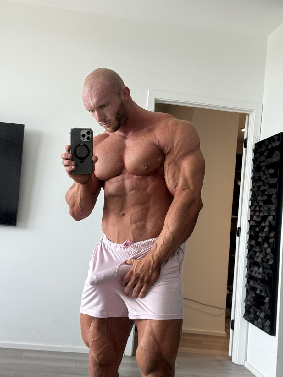 NigelABall's tweet photo. Hi I’m Adam and I like older 🏳️‍🌈 men https://t.co/KUWqZSgot1