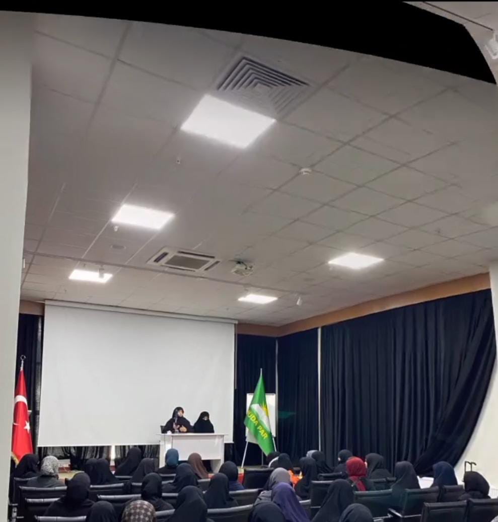 Güngören Kadın Kolları Başkanı Fatma Ateş ve teşkilatı, Hüda Par’ın bugün düzenlemiş olduğu “Kadın ve Siyaset” adlı seminerine katılım sağladık.