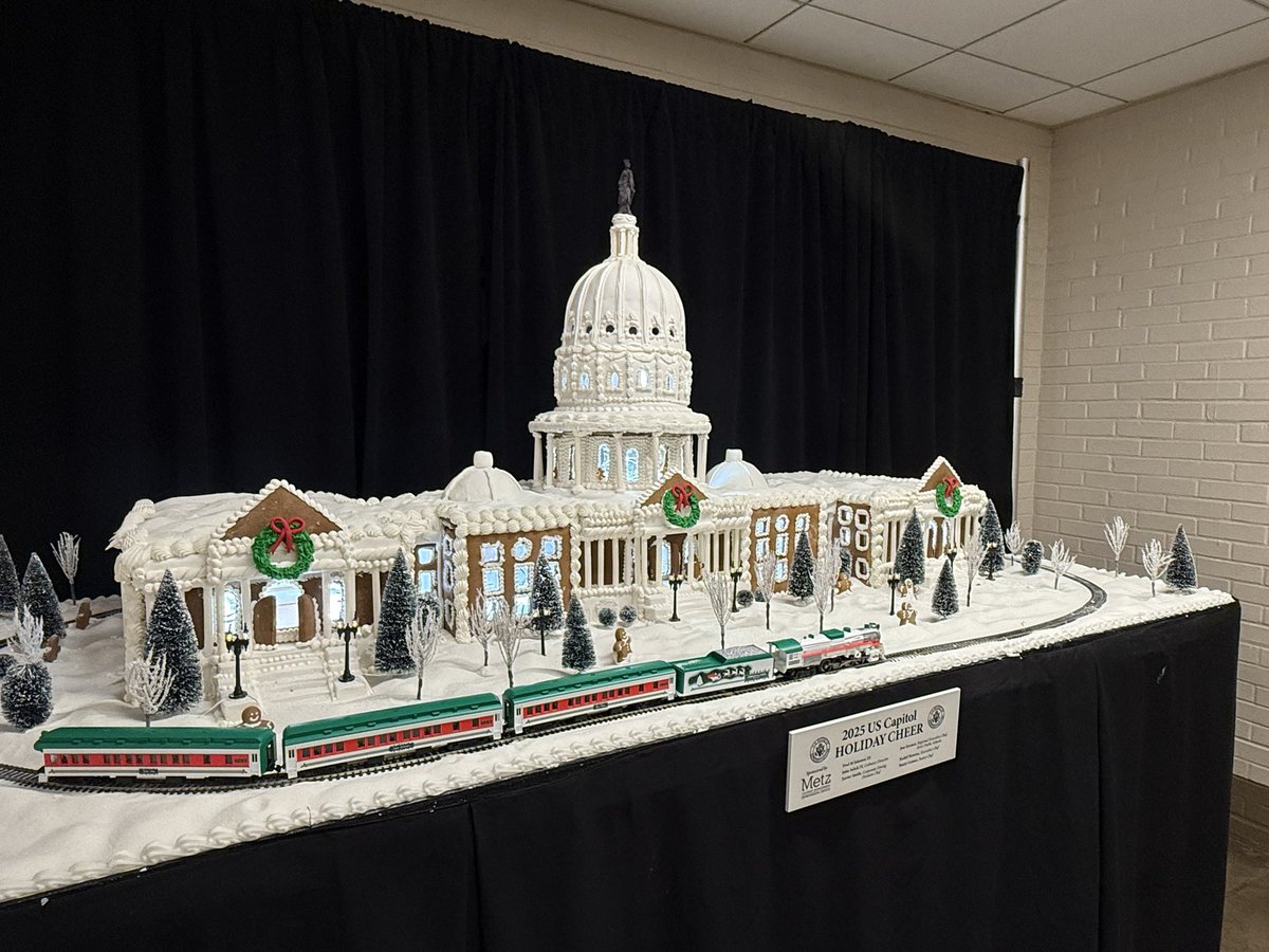 dani__battaglia's tweet photo. The Capitol Gingerbread has arrived!! I am pleased. https://t.co/xAiv8tsKlF