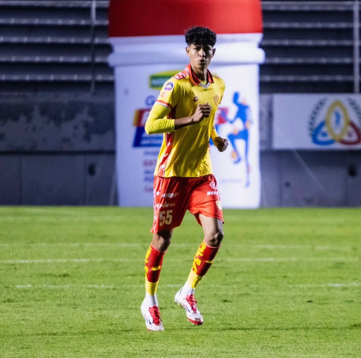 💎 OTRA JOYA ECUATORIANA ⚽️

El defensor central, Virgilio Olaya de los registros de Aucas con apenas 17 años es pretendido por el PSG 🇫🇷, Newcastle 🏴󠁧󠁢󠁥󠁮󠁧󠁿, Flamengo y Corinthians 🇧🇷. 

En las próximas semanas existirían novedades sobre su futuro a nivel internacional.