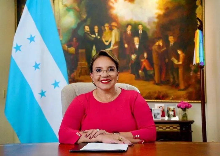 MemesLigaN's tweet image. ¡SE NOS VA! 🇭🇳🥺💔

Nadie habla que falta poco para que deje su gestión la mejor presidenta qué ha tenido Honduras. La vamos a extrañar mi Presi 🥺🇭🇳💔