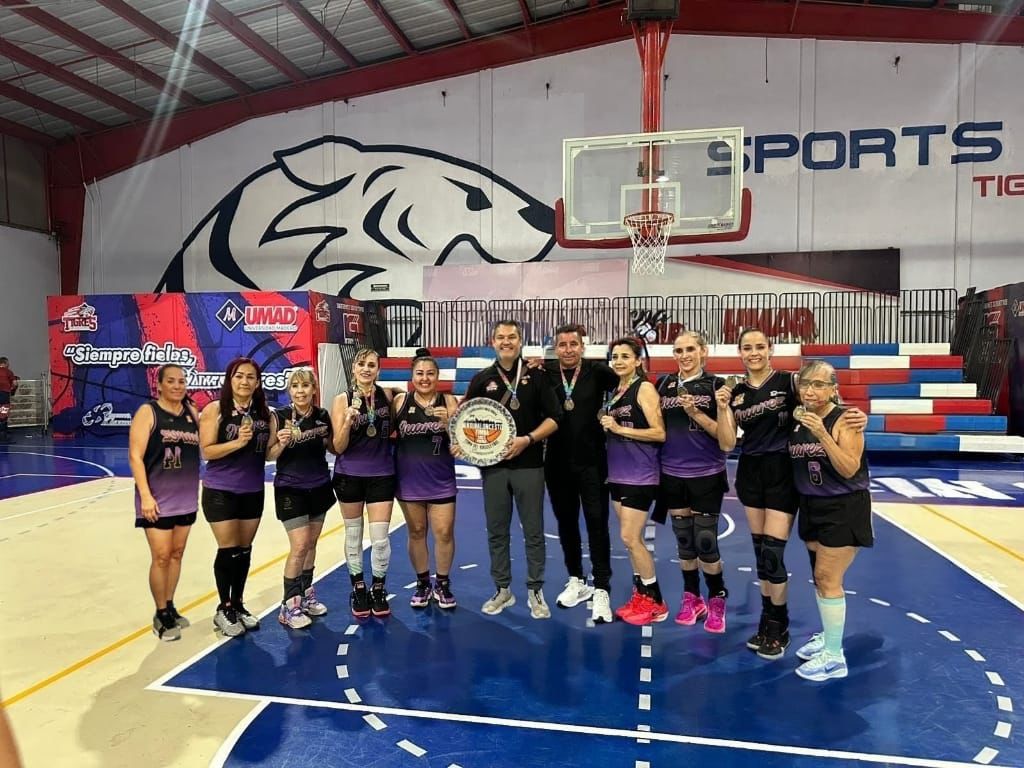 NexoInformativo's tweet photo. Máster Juárez Bicampeón Nacional de Maxi Baloncesto Femenil
Máster Juárez, se coronó bicampeón nacional en la categoría 54+ del Campeonato Femenil de Maxi Baloncesto, celebrado en Puebla del 13 al 17 de noviembre en Puebla.
El equipo dirigido por su Entrenador José Luis Vázquez https://t.co/iGiS4y1bL3