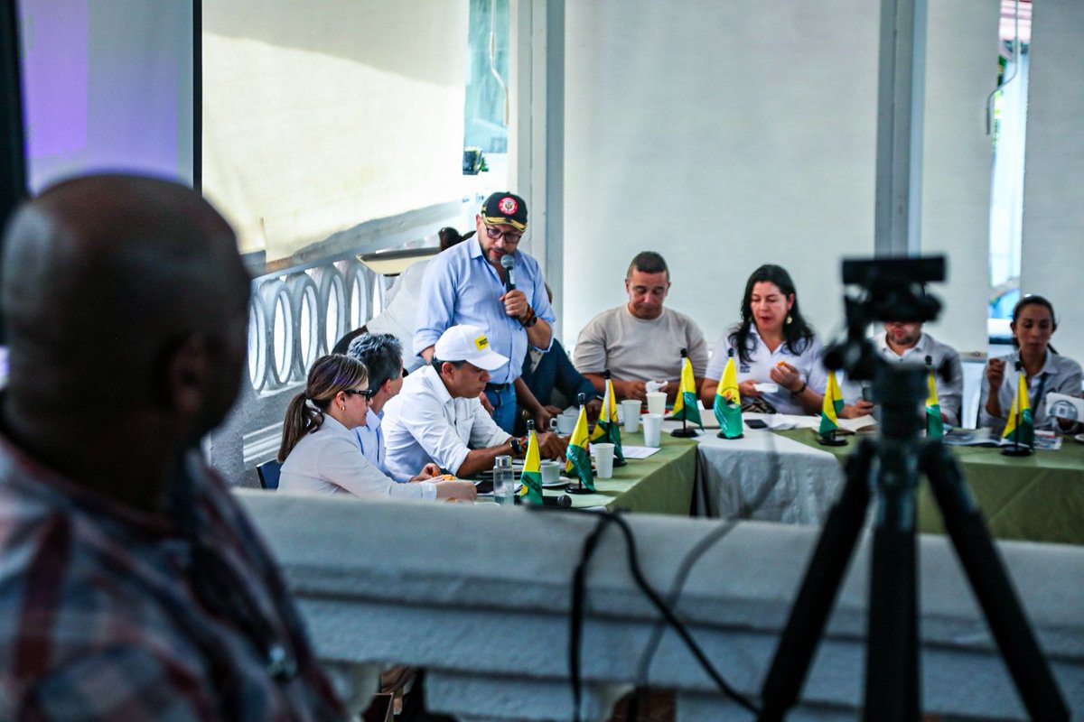 MinInterior's tweet photo. Avanzamos en un trabajo interinstitucional sin precedentes: @MinAgricultura, @MinSaludCol, @MinInterior, @MincomercioCo y @mindefensa; @ViceColombia; @GobValle ; @BuenaventuraDE1; @PGN_COL; @DefensoriaCol; @IDEAMColombia y @MisionONUCol.

 La articulación del Estado es esencial para asegurar el cumplimiento de los compromisos con la comunidad.